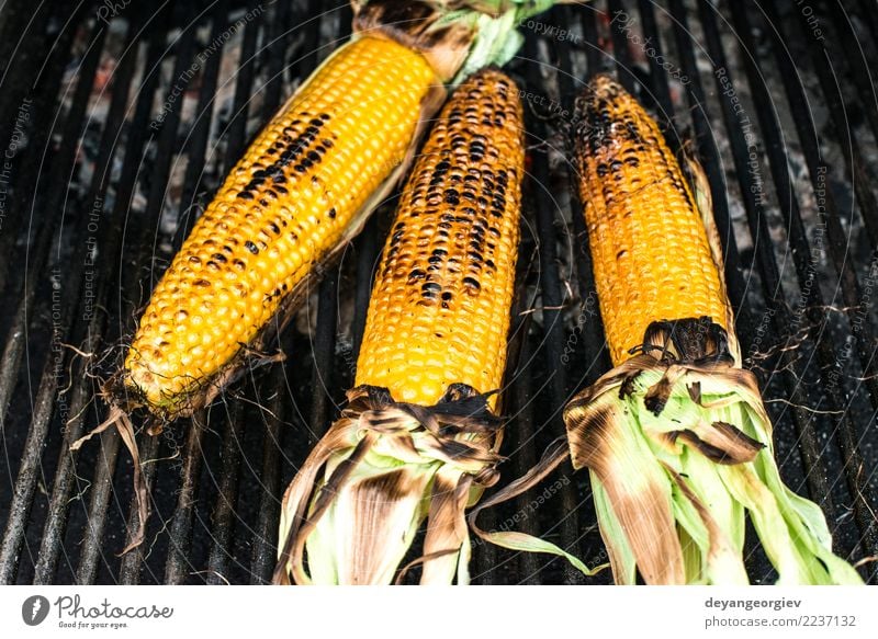 Gerösteter Mais auf dem Grill Gemüse Sommer frisch heiß lecker gelb Grillrost gebraten grillen Barbecue süß Lebensmittel Kolben Essen zubereiten Gesundheit