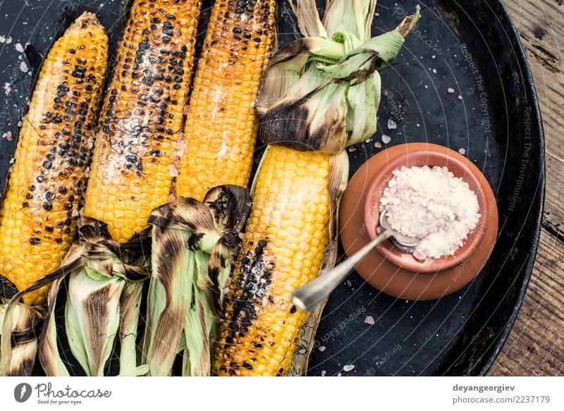 Gerösteter Mais gesalzen Gemüse Ernährung Vegetarische Ernährung Sommer Holz heiß gelb weiß grillen gebraten Lebensmittel Kolben Salz Hintergrund Snack Aussicht