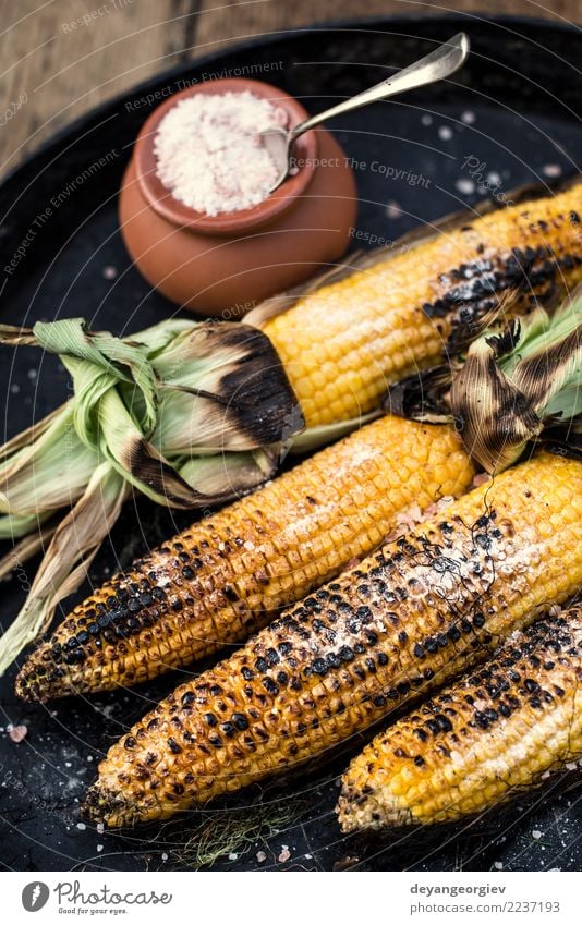 Gerösteter Mais gesalzen. Gemüse Ernährung Vegetarische Ernährung Sommer Holz heiß gelb weiß grillen gebraten Lebensmittel Kolben Salz Hintergrund Snack