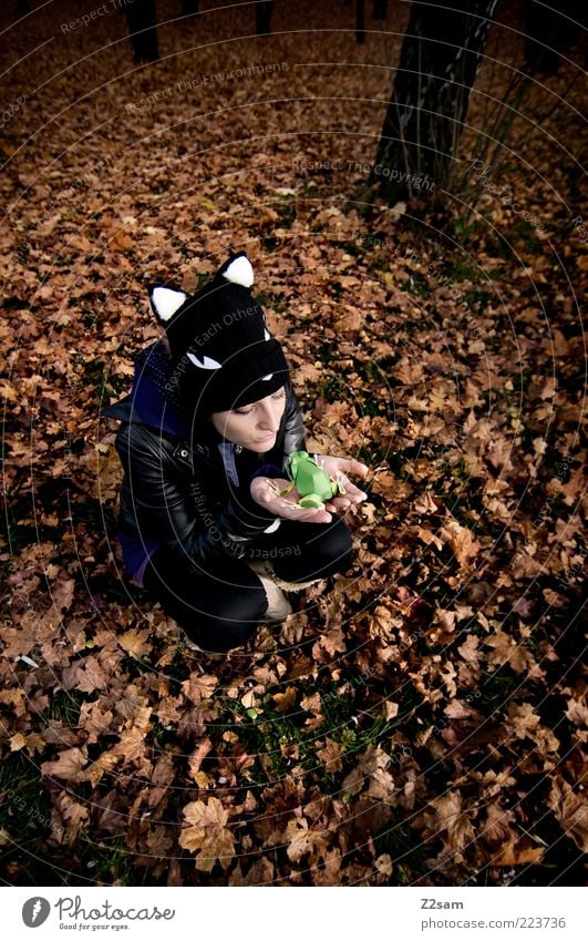 du hast doch deinen Prinzen schon! Lifestyle Stil Mensch Junge Frau Jugendliche 18-30 Jahre Erwachsene Umwelt Natur Landschaft Herbst Blatt Wald Jacke Leder