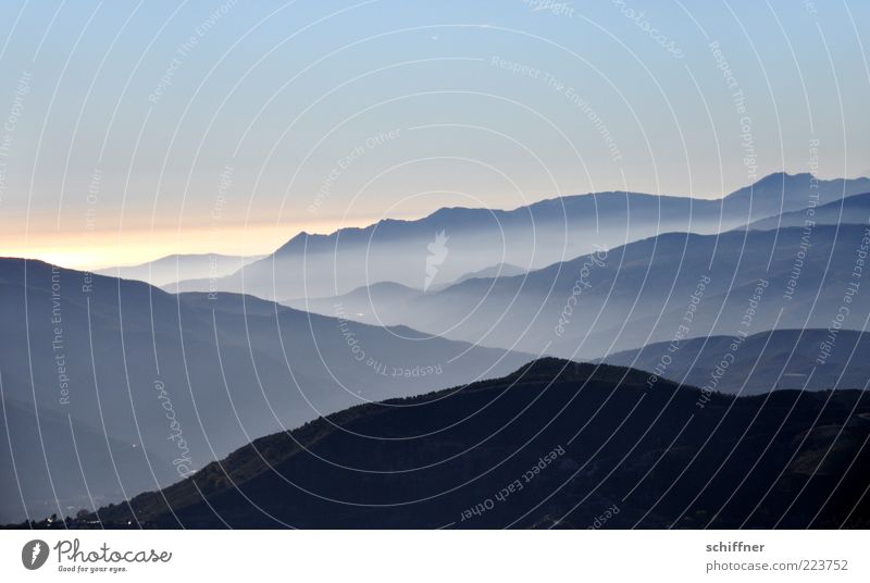 Wenn die Ferne weh macht Landschaft Wolkenloser Himmel Sonnenlicht Schönes Wetter Hügel Berge u. Gebirge Gipfel Klima Natur Dunst Nebel Nebelschleier ruhig