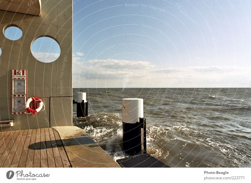 Pier Ostsee Meer Wellen Wasser Meerwasser Gischt Brandung Wind Landebrücke Seebrücke Poller ankern Anlegestelle Rettungsring Kellenhusen Lübecker Bucht