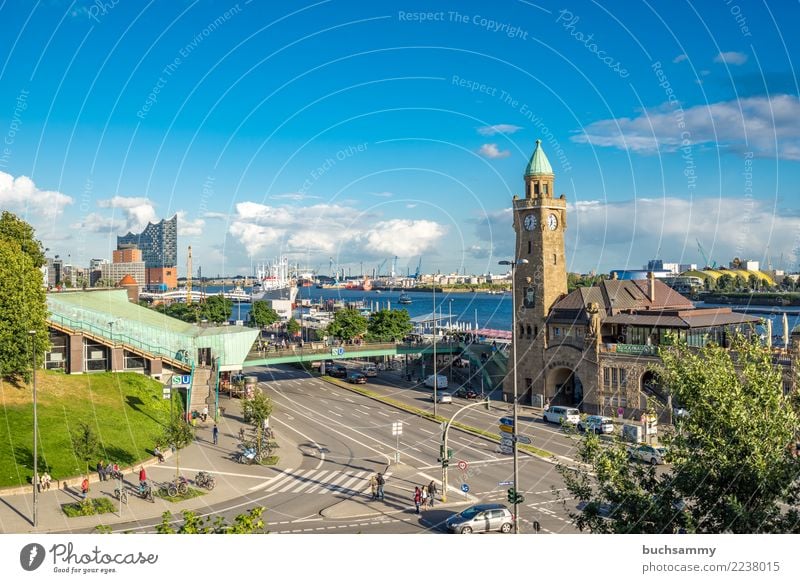 Landungsbrücken Hamburg Wasser Hafen Turm Wasserfahrzeug S-Bahn U-Bahn blau Elbe Elbphilharmonie Elphi Europa Kreuzung Sonnenschein deutschland Farbfoto