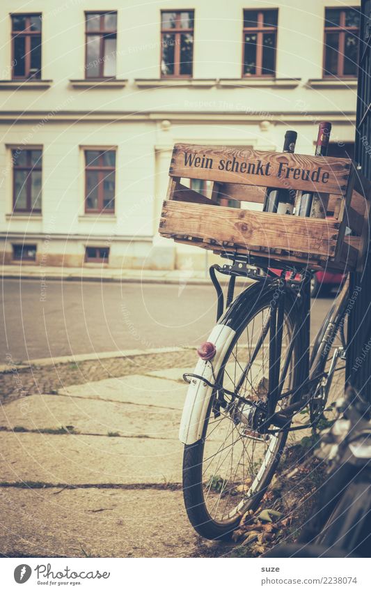 LebensART | und weise Getränk Alkohol Wein Flasche Lifestyle kaufen Freude Freizeit & Hobby Fahrradtour Fahrradfahren Ruhestand Feierabend Stadtrand Verkehr