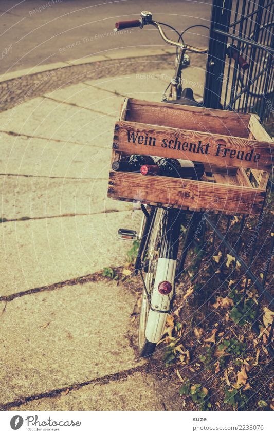 Bisserlacht Getränk Alkohol Wein Flasche Lifestyle kaufen Freude Freizeit & Hobby Fahrradtour Fahrradfahren Ruhestand Feierabend Stadtrand Verkehr Wege & Pfade