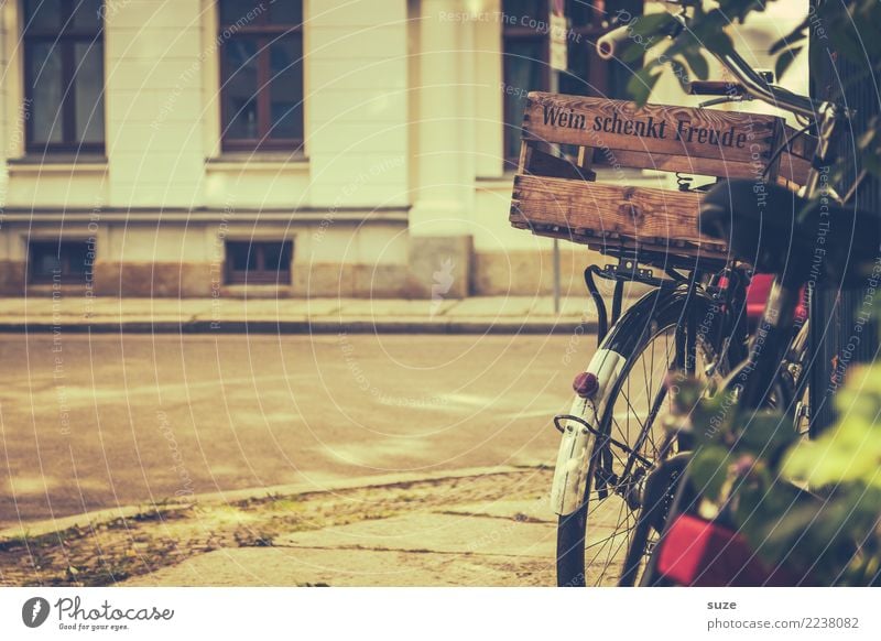 Alte Kiste Getränk Alkohol Wein Flasche Lifestyle kaufen Freude Freizeit & Hobby Fahrradtour Fahrradfahren Ruhestand Feierabend Stadtrand Verkehr Wege & Pfade