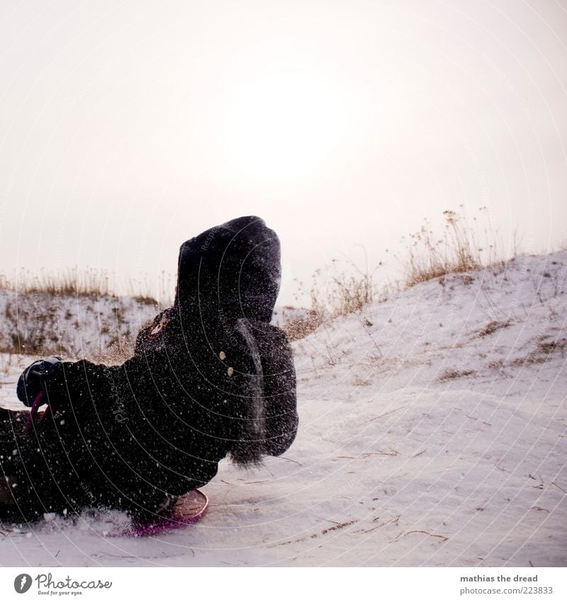 RUTSCHPARTIE Freizeit & Hobby Rodeln Wintersport Mensch maskulin Kindheit 1 Umwelt Natur Himmel schlechtes Wetter Schnee Schneefall Gras Sträucher Wiese Feld