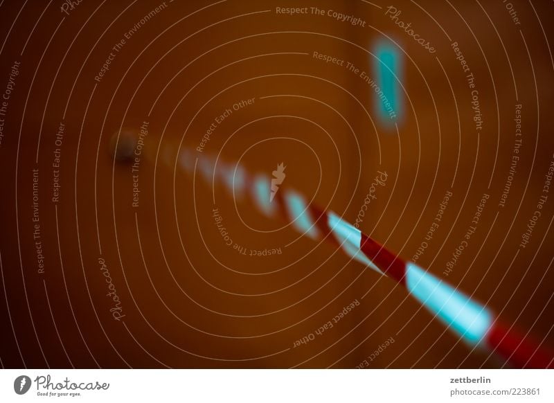 Schärfe vorn Barriere Tatort Farbfoto Gedeckte Farben Nahaufnahme Detailaufnahme Tag Schwache Tiefenschärfe Perspektive Warnfarbe gestreift Baustelle