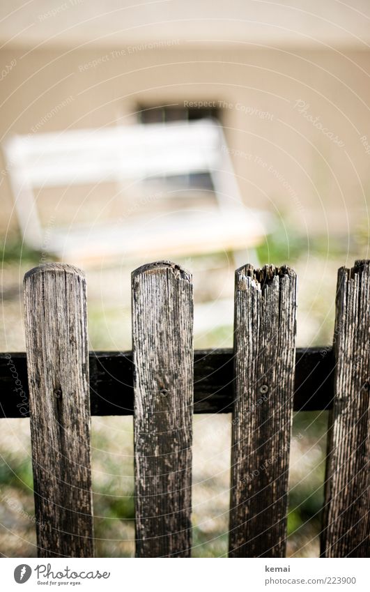 Latten am Zaun Häusliches Leben Garten Terrasse Dorf Haus Mauer Wand Zaunpfahl Holzbrett Lattenzaun Bretterzaun Barriere alt kaputt morsch Bank Gartenmöbel