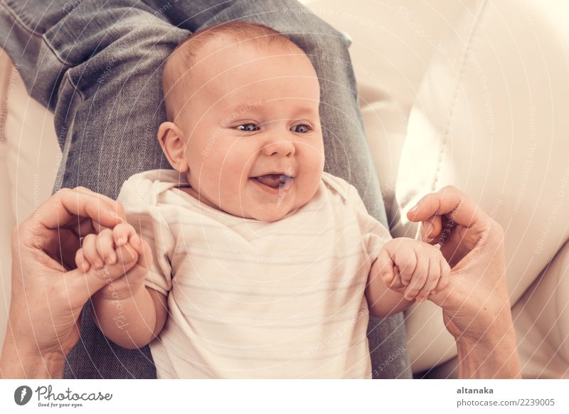 Mutter hält süßes Baby Junge. Konzept des Glücks. Lifestyle Freude schön Gesicht Freizeit & Hobby Spielen Kindererziehung Mensch Frau Erwachsene Eltern