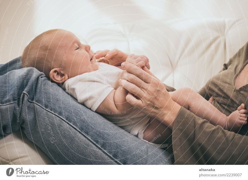 Mutter hält süßes Baby Junge. Konzept des Glücks. Lifestyle Freude schön Gesicht Freizeit & Hobby Spielen Kindererziehung Mensch Frau Erwachsene Eltern