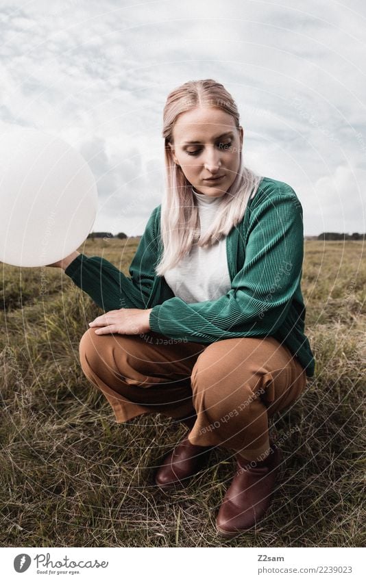 me and my ballon Lifestyle elegant Stil feminin Junge Frau Jugendliche 18-30 Jahre Erwachsene Natur Landschaft Himmel Herbst Wiese Mode Hose Jacke Stiefel blond