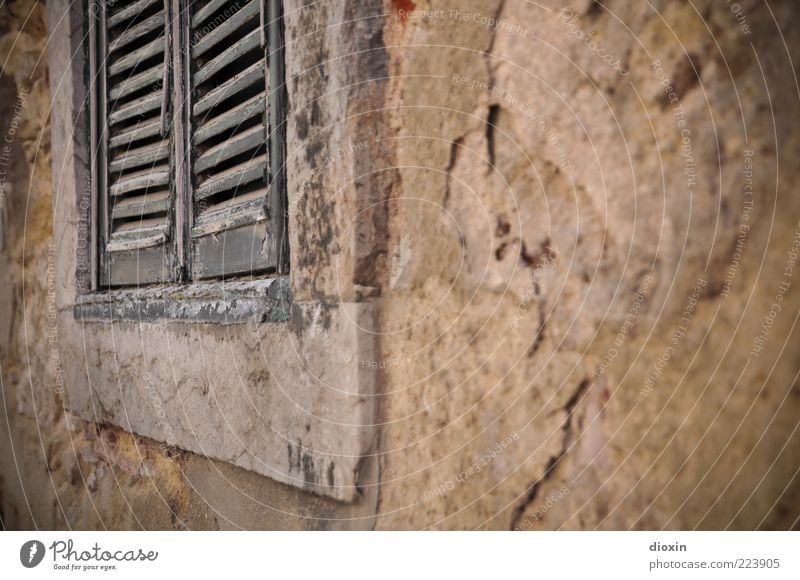 windows 1927 Altstadt Menschenleer Haus Bauwerk Gebäude Mauer Wand Fenster Fensterladen alt historisch kaputt braun Verfall Vergangenheit geschlossen Farbfoto