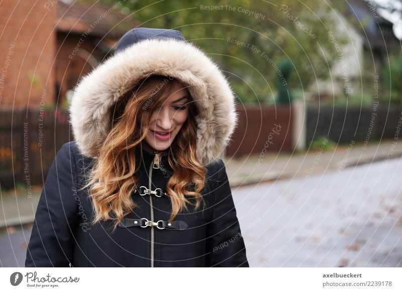 young woman wearing hooded winter coat playing coy Lifestyle Winter Mensch feminin Junge Frau Jugendliche Erwachsene 1 18-30 Jahre Dorf Stadt Stadtrand Straße