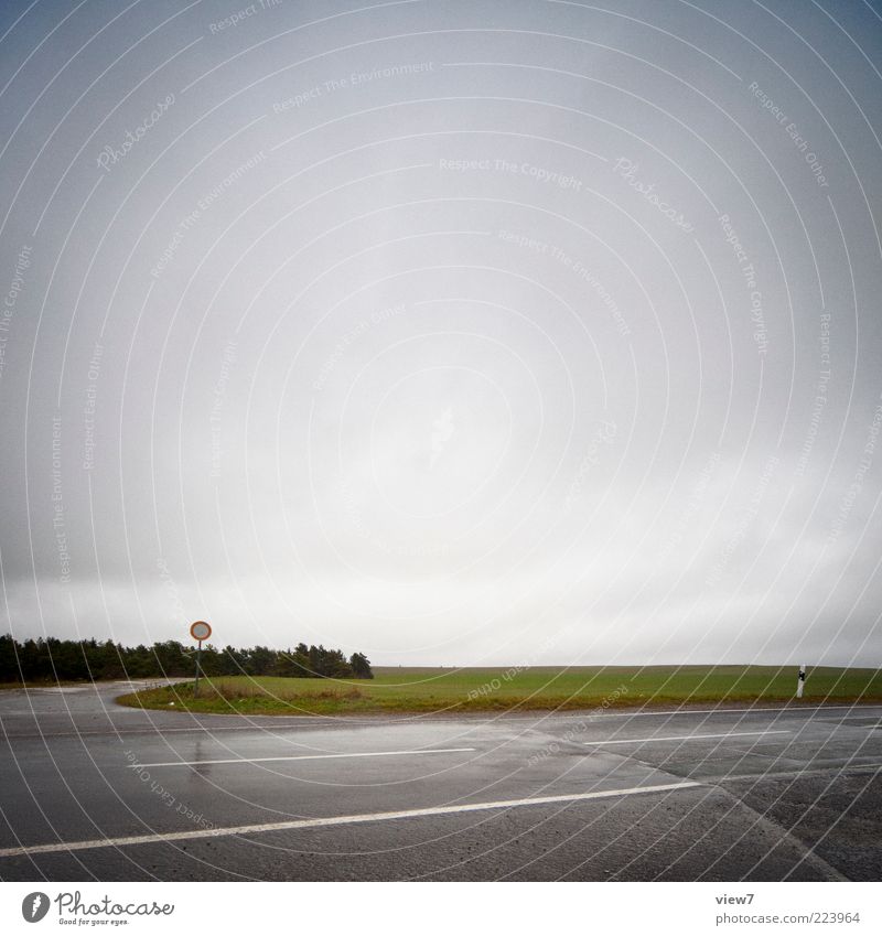 angehalten Natur Landschaft Himmel Wolken Gewitterwolken schlechtes Wetter Unwetter Regen Baum Feld Verkehr Straße Straßenkreuzung Wege & Pfade Verkehrszeichen