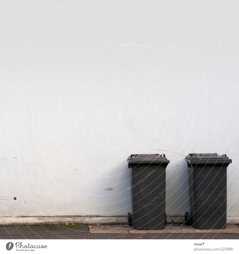 gemeinsam alleine Häusliches Leben Haus Mauer Wand Fassade Kunststoff alt einzigartig kalt modern Originalität blau schwarz Ordnung rein Müllbehälter entsorgen