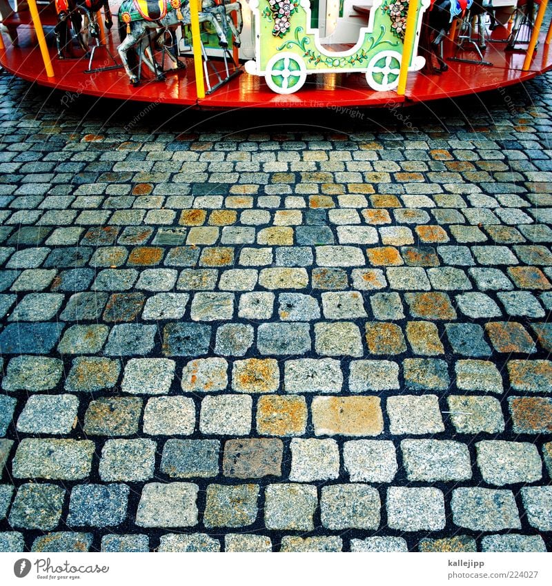 dreh dich Freizeit & Hobby schön Karussell Jahrmarkt Pflastersteine Farbfoto mehrfarbig Licht Kontrast Zentralperspektive Kinderkarussell Bildausschnitt