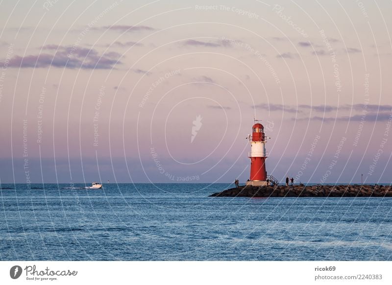 Mole an der Ostseeküste in Warnemünde Erholung Ferien & Urlaub & Reisen Tourismus Meer Natur Landschaft Wasser Wolken Küste Leuchtturm Architektur