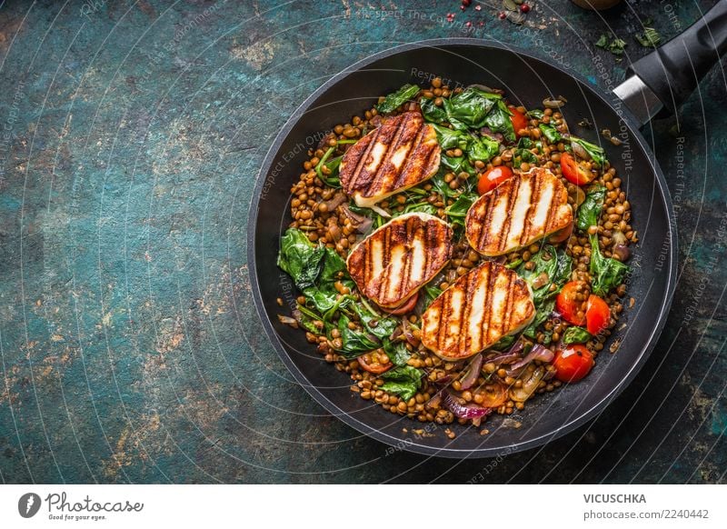 Linsengericht mit Spinat und gebratenem Käse Lebensmittel Ernährung Mittagessen Abendessen Büffet Brunch Bioprodukte Vegetarische Ernährung Diät Geschirr Pfanne