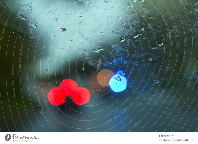 Gaffer PKW Straße Straßenverkehr Verkehr Unfall Unfallgefahr bedrohlich gefährlich Risiko fahren Eile hysterie Licht Lichtpunkt Mobilität Regen Herbst trüb