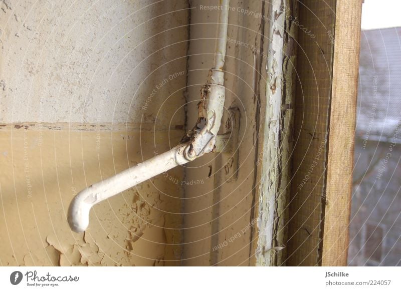 in Vergessenheit geraten Ruine Bauwerk Mauer Wand Stein Holz Rost alt ästhetisch historisch kalt Unbewohnt Putzfassade Holzbrett Fenster schäbig mechanisch