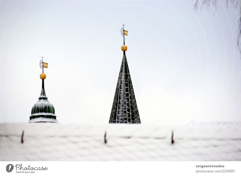 Won´t back down Design Himmel Winter Wetter Eis Frost Schnee Kleinstadt Altstadt Menschenleer Kirche Turm Bauwerk Gebäude Architektur Dach Metall Zeichen Fahne