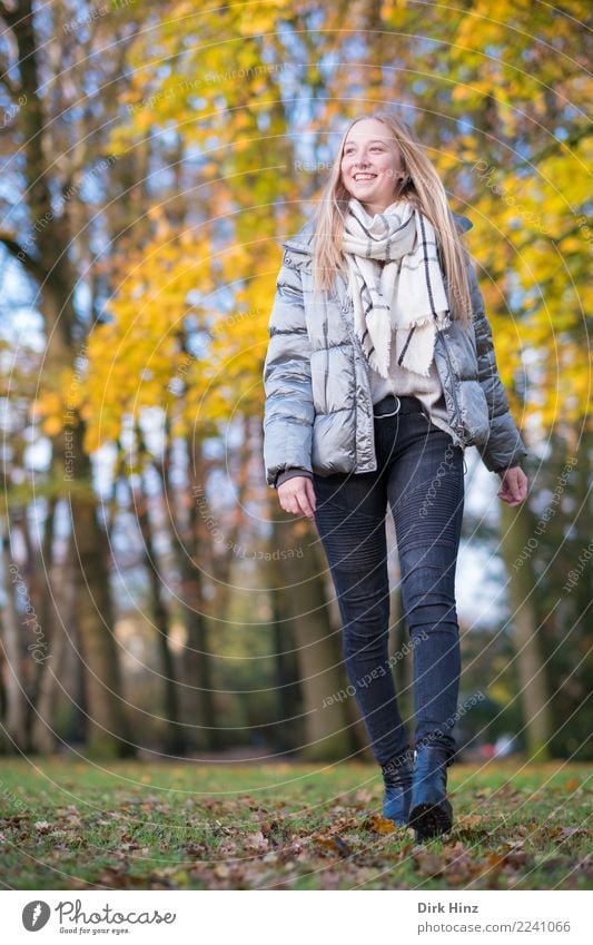 Herbstspaziergang IX Lifestyle Stil Mensch feminin Junge Frau Jugendliche 1 18-30 Jahre Erwachsene Natur Mode Bekleidung Jeanshose Jacke Schal Stiefel blond