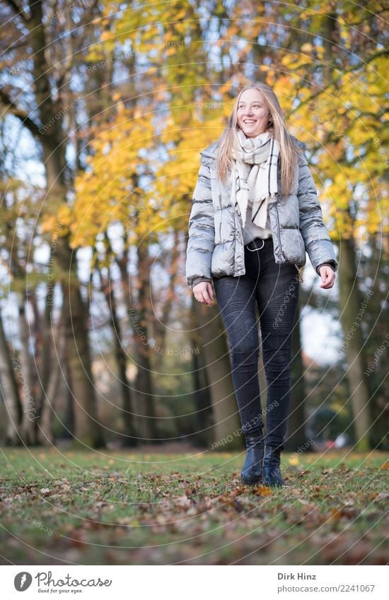 Herbstspaziergang VIII Lifestyle Stil Haare & Frisuren Mensch feminin Junge Frau Jugendliche 1 18-30 Jahre Erwachsene Mode Jeanshose Jacke Stiefel blond