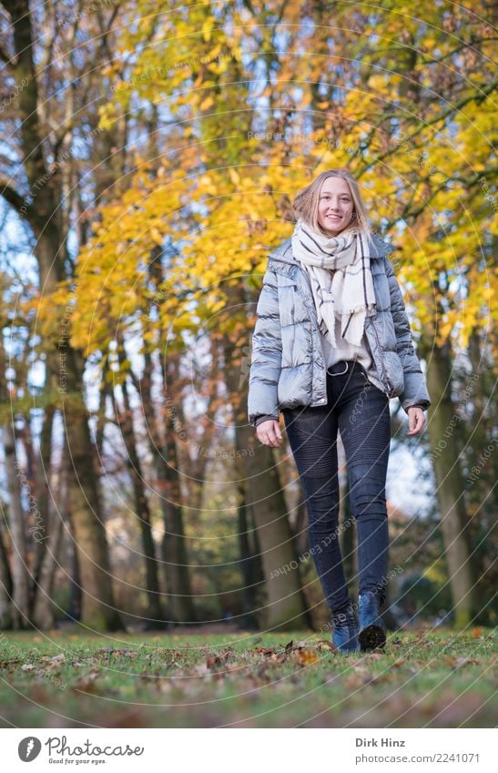 Herbstspaziergang IV Lifestyle Stil Freude Mensch feminin Junge Frau Jugendliche 1 18-30 Jahre Erwachsene Mode Jacke Schal Stiefel Bewegung gehen Lächeln