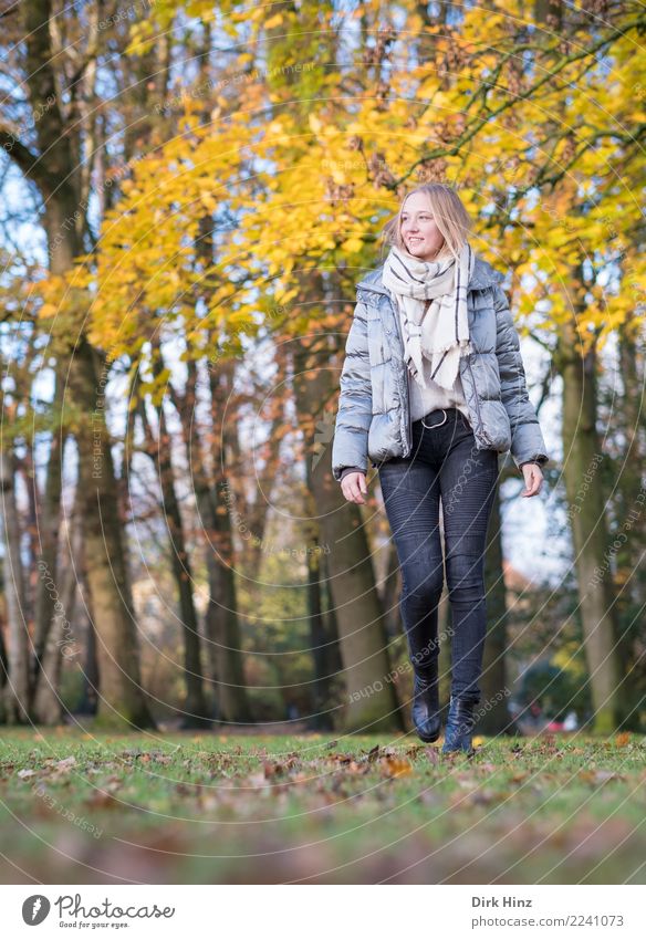 Herbstspaziergang III Lifestyle schön Mensch feminin Junge Frau Jugendliche 1 18-30 Jahre Erwachsene Park Mode Bekleidung Schal Stiefel gehen blond Fröhlichkeit