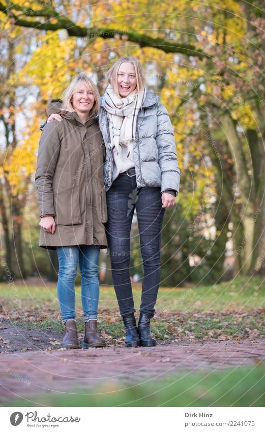 Mutter & Tochter im Park Mensch feminin Junge Frau Jugendliche Erwachsene Familie & Verwandtschaft 2 18-30 Jahre 45-60 Jahre Natur Herbst Mode blond langhaarig