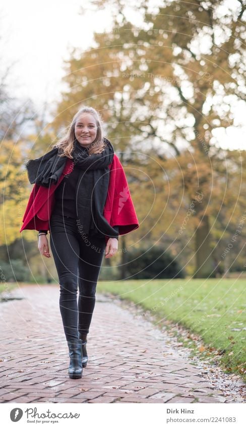 Herbstspaziergang II elegant Stil Mensch feminin Junge Frau Jugendliche 1 18-30 Jahre Erwachsene Natur Park gehen Lächeln leuchten Freizeit & Hobby Hoffnung