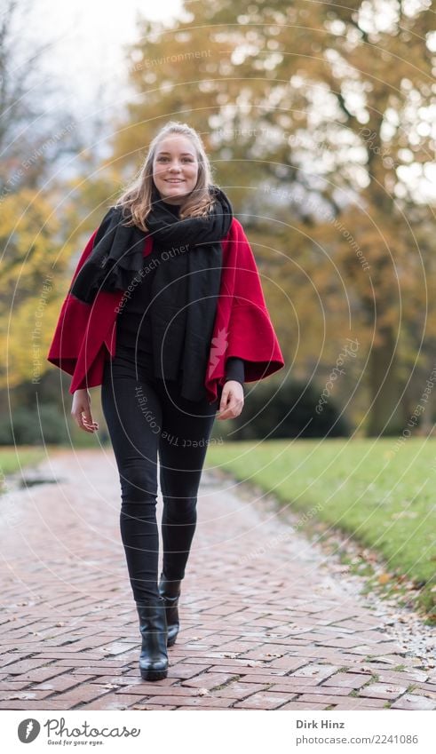 Herbstspaziergang Mensch feminin Junge Frau Jugendliche 1 18-30 Jahre Erwachsene Mode gehen Lächeln laufen elegant Freundlichkeit Fröhlichkeit schön positiv