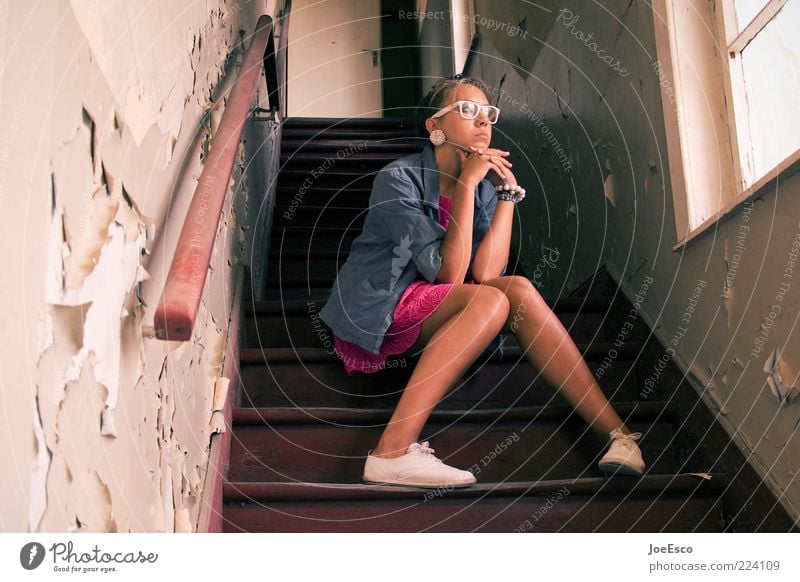 wann ist denn endlich weihnachten... Lifestyle schön Häusliches Leben Mensch Junge Frau Jugendliche Erwachsene Ruine Hemd Rock Brille Denken sitzen Traurigkeit