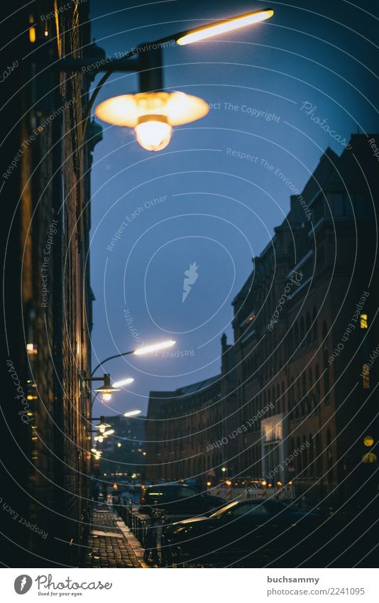 Speicherstadt Hamburg am Abend Haus Lampe Baustelle Stadt PKW Backstein blau weiß Orange Alte Speicherstadt Wand urban Farbfoto Gedeckte Farben Außenaufnahme