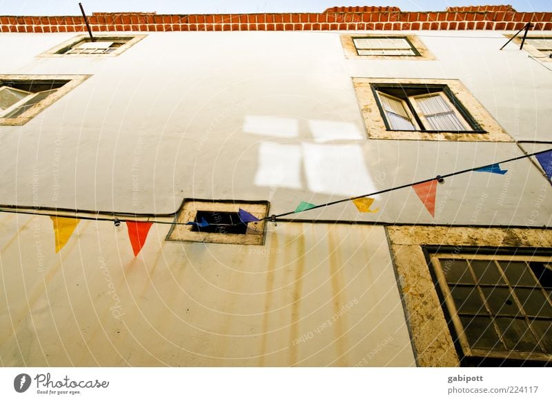 Wimpel statt Lichterkette Haus Gebäude Architektur Mauer Wand Fassade Fenster Zeichen Fahne hängen alt trashig Fröhlichkeit Lebensfreude Vorfreude Nostalgie