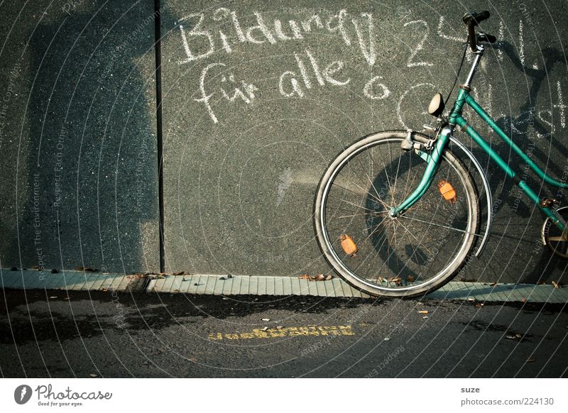 Spruchreif Haus Fahrrad Bildung Schule Schulgebäude Studium Mauer Wand Fassade Fenster Beton Zeichen Schriftzeichen authentisch einzigartig Originalität positiv