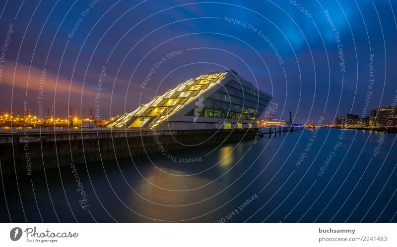 Dockland im Hamburger Hafen Büro Wasser Fluss Stadt Gebäude Architektur orange Elbe Europa Lichtsterne Schifffahrt deutschland himmel Farbfoto Außenaufnahme