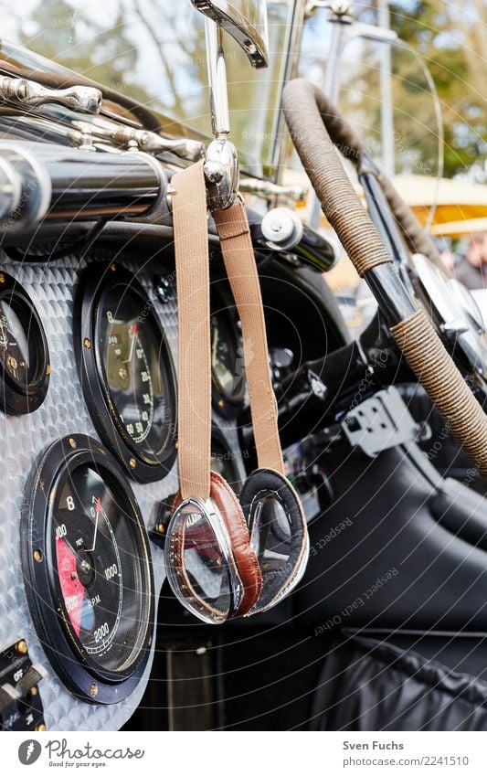 Brille in einem Oldtimer-Cockpit Stil Show Fahrzeug PKW Lack grün Nostalgie Versicherung Blech Lenkrad brille altehrwürdig Karosserie Farbfoto Gedeckte Farben