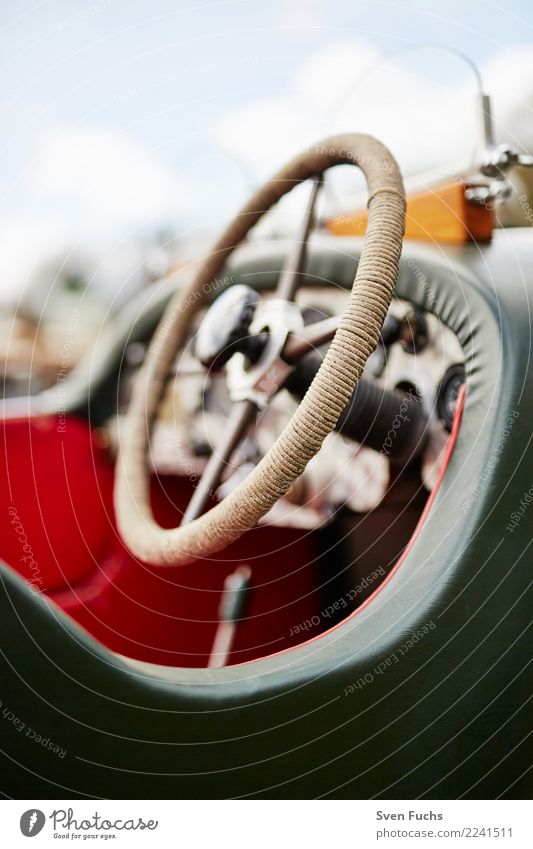 Cockpit eines Oldtimer-Rennwagens Stil Show Verkehr Straßenverkehr Autofahren Fahrzeug PKW Cabrio Lack grün Nostalgie Versicherung Blech Lenkrad altehrwürdig