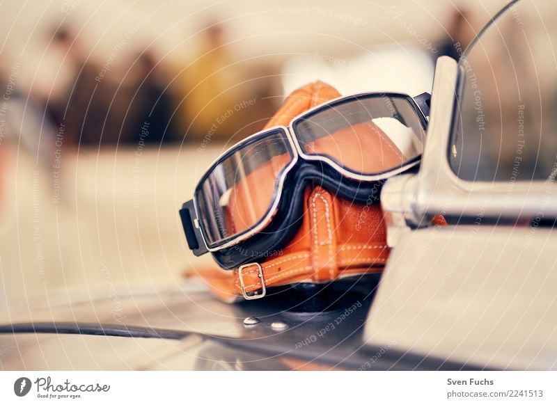 Lederkappe mit Brille Stil Show Verkehr Autofahren Fahrzeug PKW Oldtimer Cabrio Cockpit Schutzbekleidung Lack Helm Nostalgie Versicherung Blech altehrwürdig