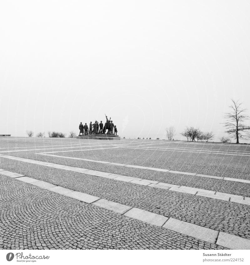 Kampfgeist. Mensch Zeichen kämpfen Mut Zusammensein Entschlossenheit Krieg Vergangenheit Pflastersteine Denkmal Freiheit Faschismus Wolkenloser Himmel