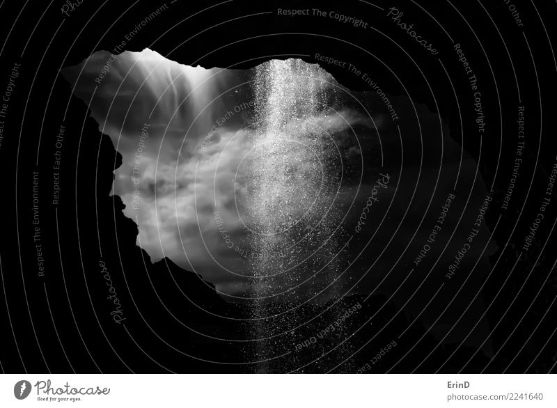 Wasserfall durch Höhlenöffnung schön Abenteuer wandern Natur Wassertropfen Himmel Wolken Tropfen Coolness heiß einzigartig nass schwarz weiß friedlich
