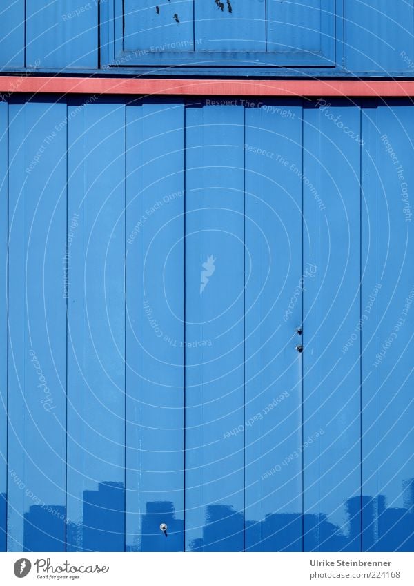 Blaue Bretter einer Holzhütte im Hafen blau Hütte Farbe Holzbrett Fassade Anstrich Fleck Linie gerade parallel gestrichen Leiste unregelmäßig Pinselstrich