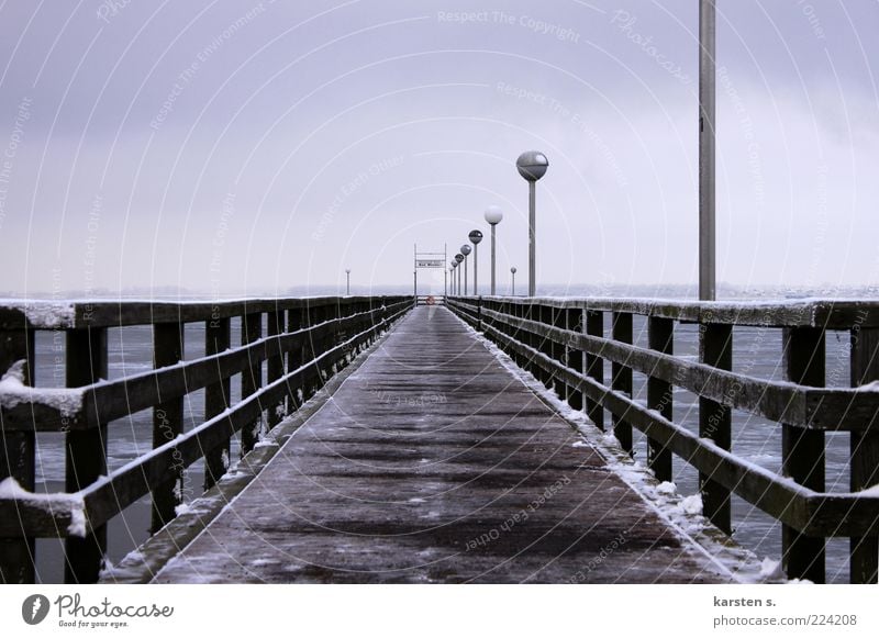 Winterlaufsteg Eis Frost Küste Ostsee Menschenleer Brücke Holz ruhig Farbfoto Außenaufnahme Tag Kontrast Starke Tiefenschärfe Weitwinkel Seebrücke Steg Geländer