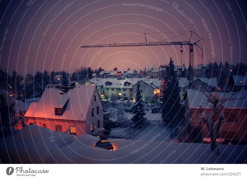 Frohe Festtage! Winter Mainz Haus Einfamilienhaus Farbfoto Abend Baukran Schnee Nachtaufnahme