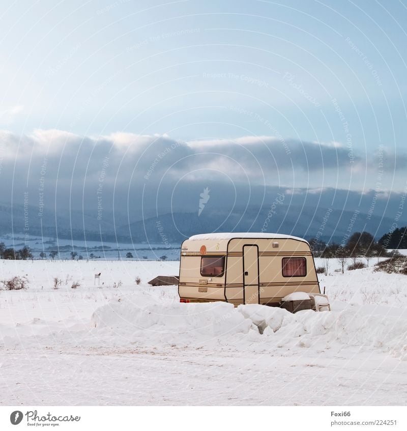 Wintercamping Natur Landschaft Wolken Schnee Erholung außergewöhnlich Ferne kalt natürlich schön blau weiß Abenteuer Farbfoto Außenaufnahme Textfreiraum oben