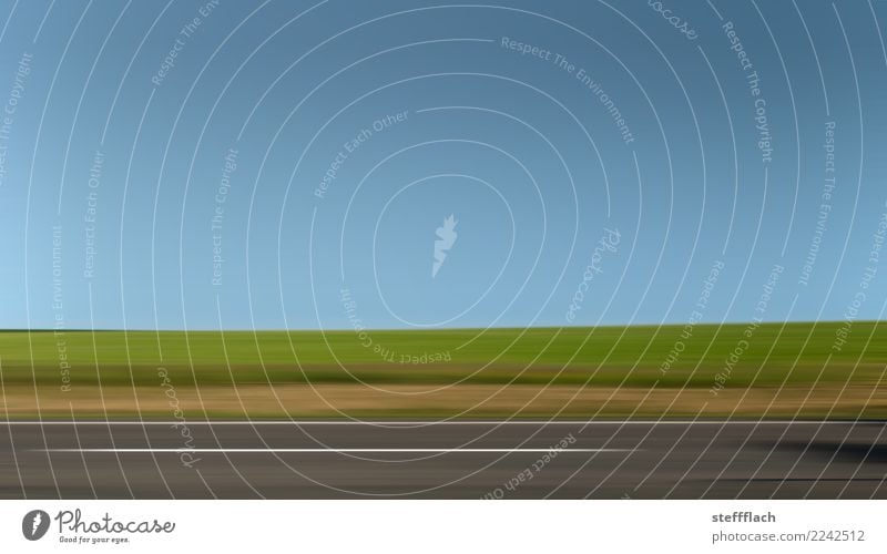 Durchschnittliche Reisegeschwindigkeit Ferien & Urlaub & Reisen Ausflug Ferne Himmel Schönes Wetter Wiese Menschenleer Autofahren Straße PKW blau braun grau