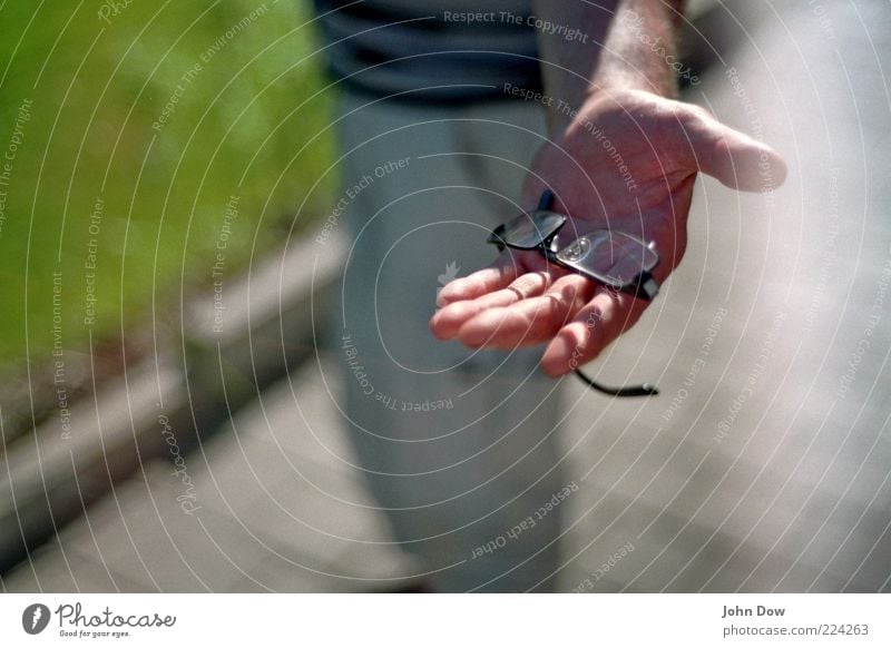 "wolle brille?" Hand Finger Freundlichkeit loyal Selbstlosigkeit Solidarität Hilfsbereitschaft Brille Brillengestell offen Augenzeuge Mitgefühl Unschärfe