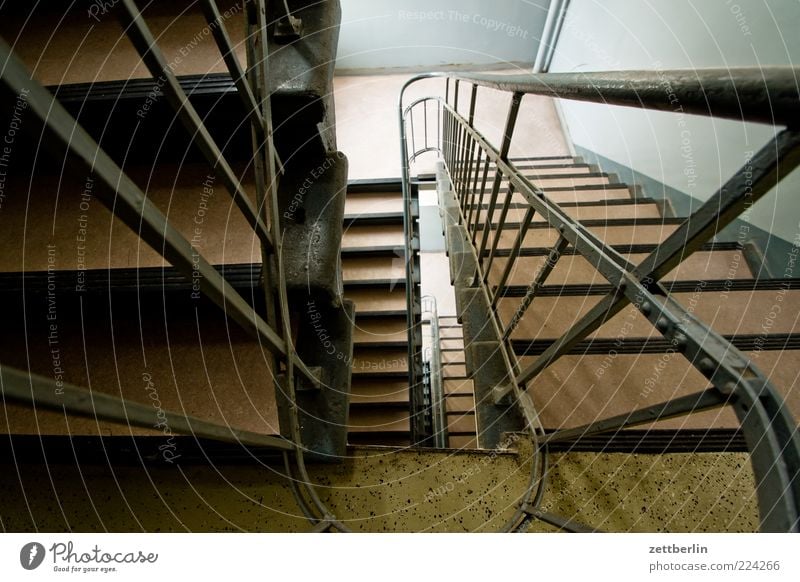 Treppe Mauer Wand Geländer Treppengeländer Treppenabsatz Treppenhaus Haus Gebäude Abstieg abwärts aufwärts Linoleum Farbfoto Innenaufnahme Tag Vogelperspektive